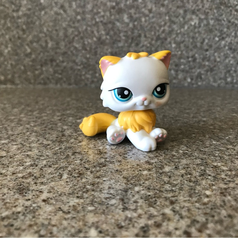 Littlest Pet Shop Cat / Kitten with red magnet